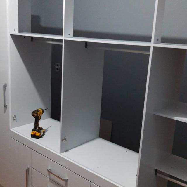 Armário branco com gavetas