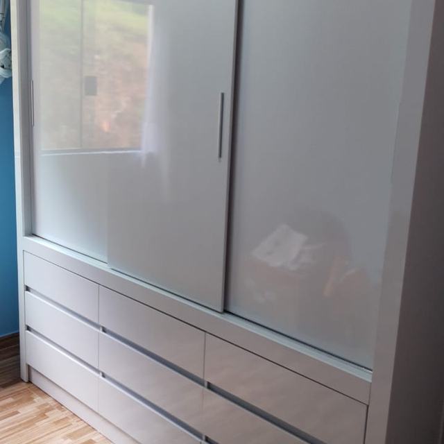 Guarda-roupa com portas de correr