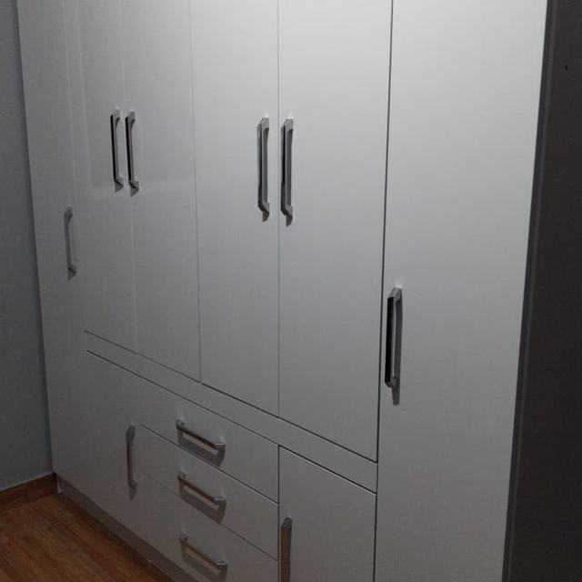 Guarda-roupa cinza de quatro portas