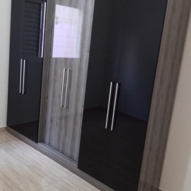 Guarda-roupa preto com espelho